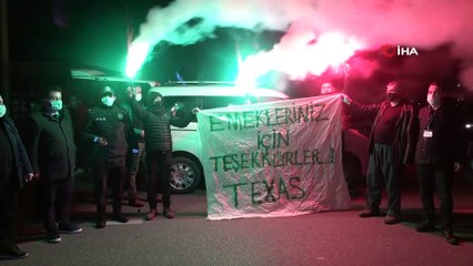 Bursaspor taraftarından polis ekiplerine meşaleli destek