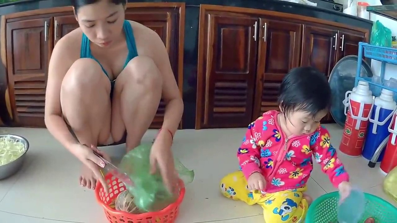 Mẹ Của Sam Nấu Ăn Cho Bé - Sam's Mother Cooking For Her Baby