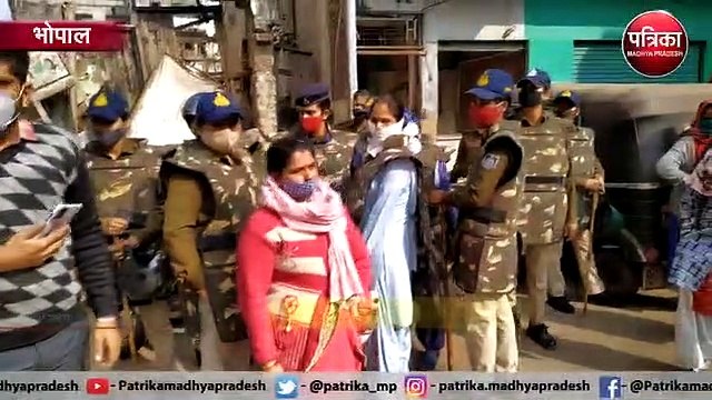 VIDEO: जिला बदर बदमाश बॉबी का अवैध निर्माण तोड़ा