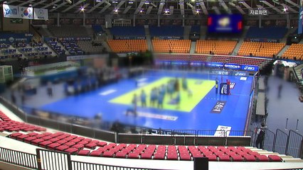 프로배구, 중계스태프 확진에 비상...V리그 또 멈추나? / YTN