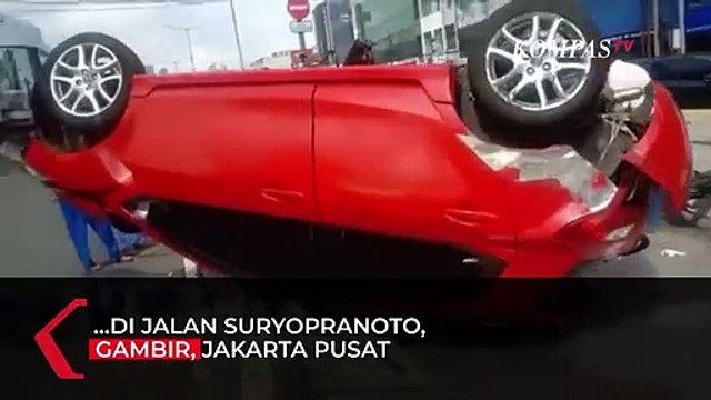 Mobil Tabrak Separator Busway dan Motor di Gambir Jakarta Pusat