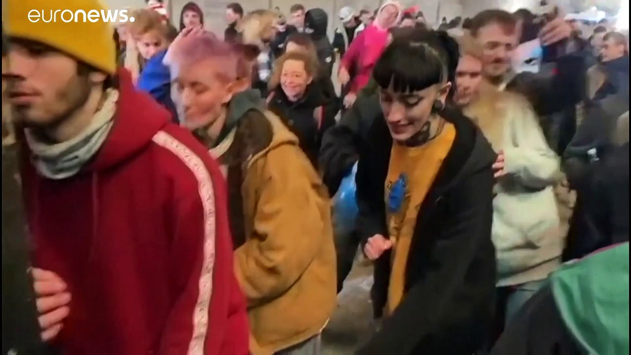 Franciaország: illegális rave-party, Mexikóváros: sorbanállás oxigénért