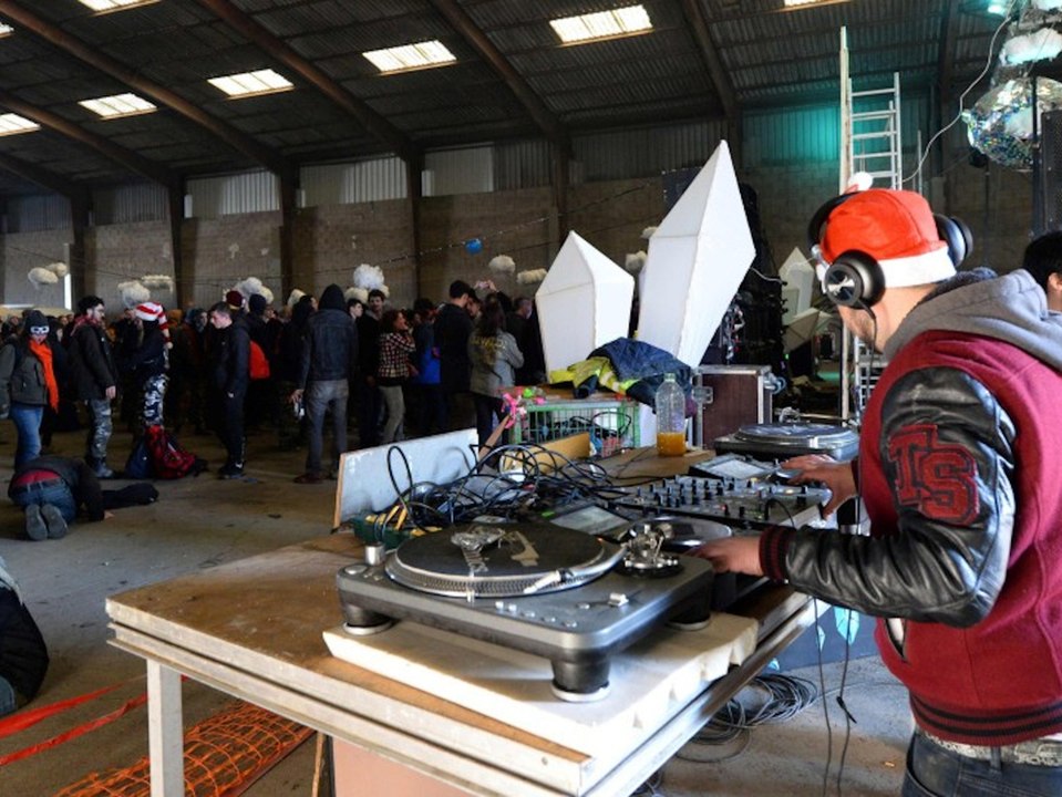 Frankreich: Polizei löst Silvesterparty mit rund 2.500 Feiernden auf