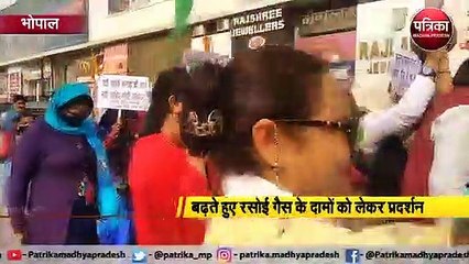 VIDEO: रसोई गैस के बढ़ते हुए दामों को लेकर प्रदर्शन