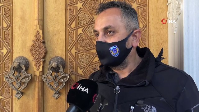 Polis memuru sanatçı...Bursalı polis memuru hem olay yerinde delilleri inceleyip topluyor, hem de naht sanatını icra ediyor