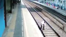 - Hindistan’da polis, bir kişiyi trenin altında kalmaktan son anda kurtardı