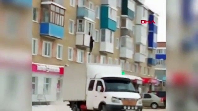 Evli kadınla basılan adam balkondan böyle kaçtı