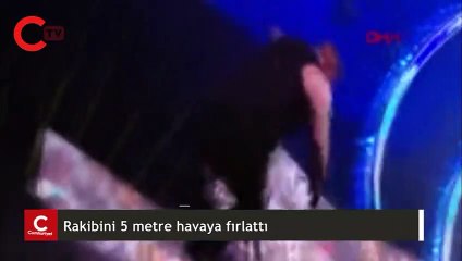 ABD'de güreş karşılaşmasında kavga: Rakibini 5 metre havaya fırlattı