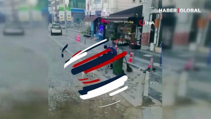 Yeni yılın en yürek ısıtan görüntüsü! Hem işini yaptı hem de köpekleri sevdi