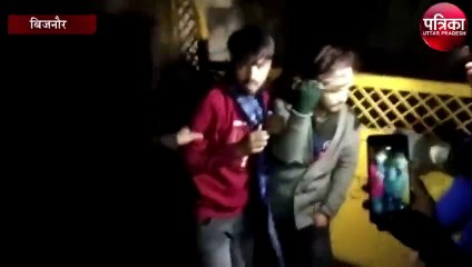 कुंडल लूटकर भागने की काेशिश कर रहे युवकों काे भीड़ ने जमकर पीटा, देखें वीडियो