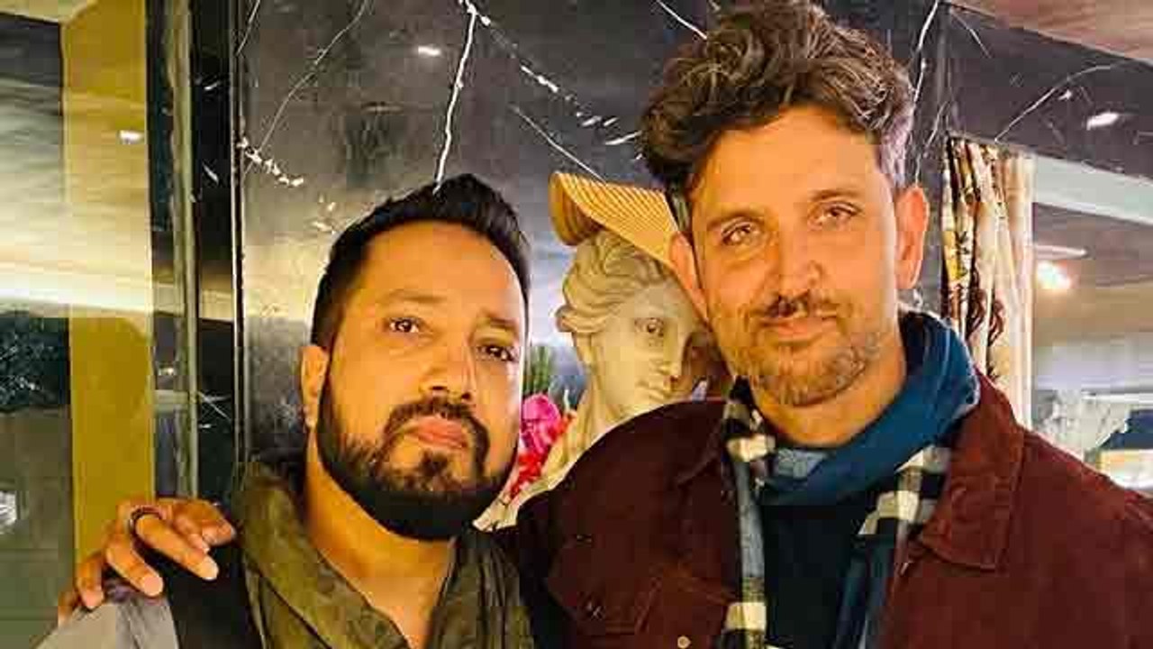 Hrithik Roshan Dances As Mika Singh Sings 'Ek Pal Ka Jeena' On New Year 2021