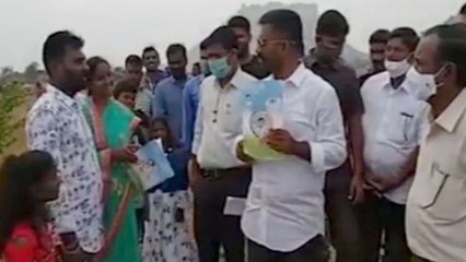 MLA Kethireddy Distributing House Pattas ఇళ్ల ప‌ట్టా ల‌బ్ధిదారుడికి ఎమ్మెల్యే కేతిరెడ్డి సూచ‌న