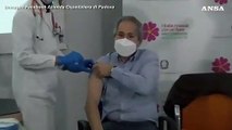 Andrea Crisanti si vaccina a Padova: 