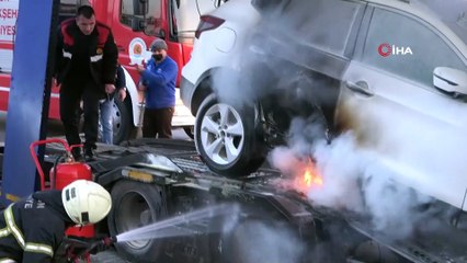 Sıfır araç yüklü tırı vatandaşlar yanmaktan kurtardı