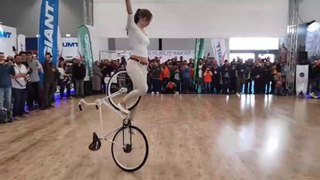 Girl Biker Performs - You Must See Bisiklet Akrobasisi