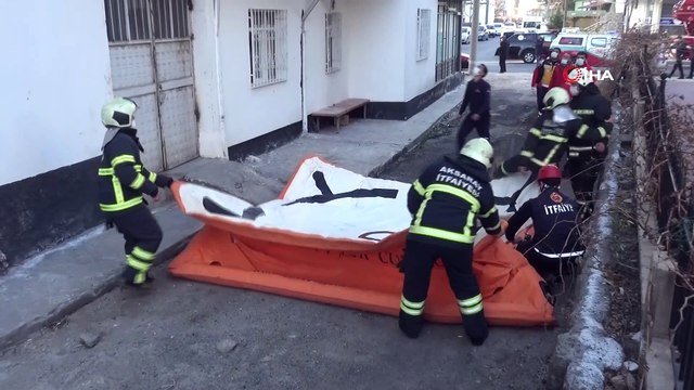 Kız arkadaşı terk ettiği için bunalıma giren genci, arkadaşı ve polis kolundan çekip kurtardı