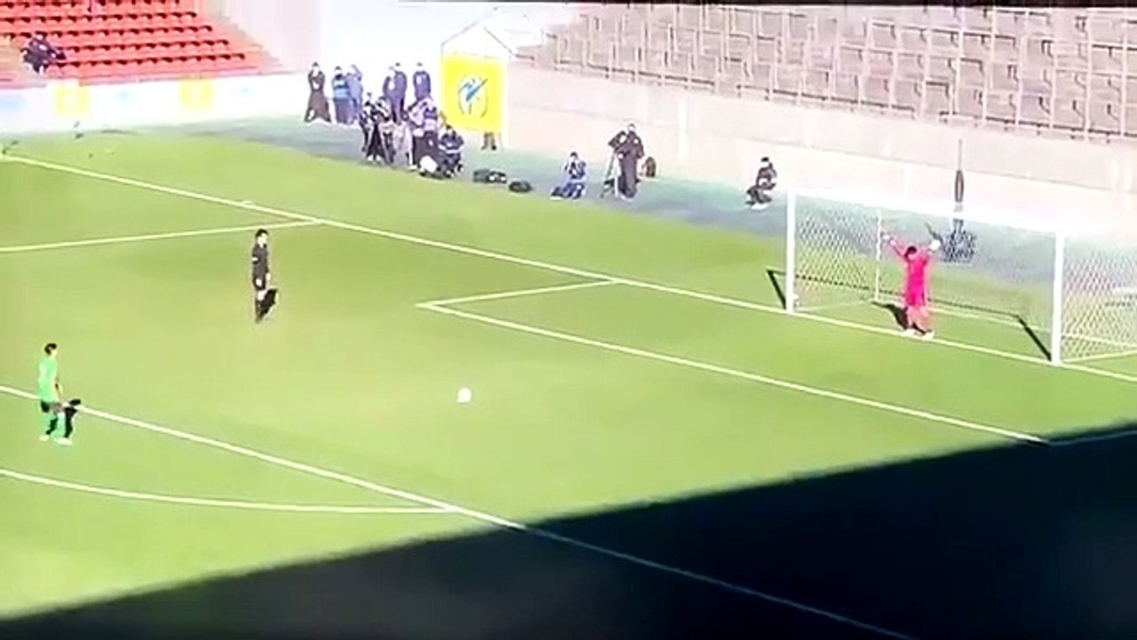 Il tire son pénalty avec la course d'élan la pl...