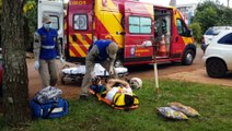 Queda de moto deixa duas pessoas feridas na Rua Cuiabá, na Neva; Siate foi mobilizado