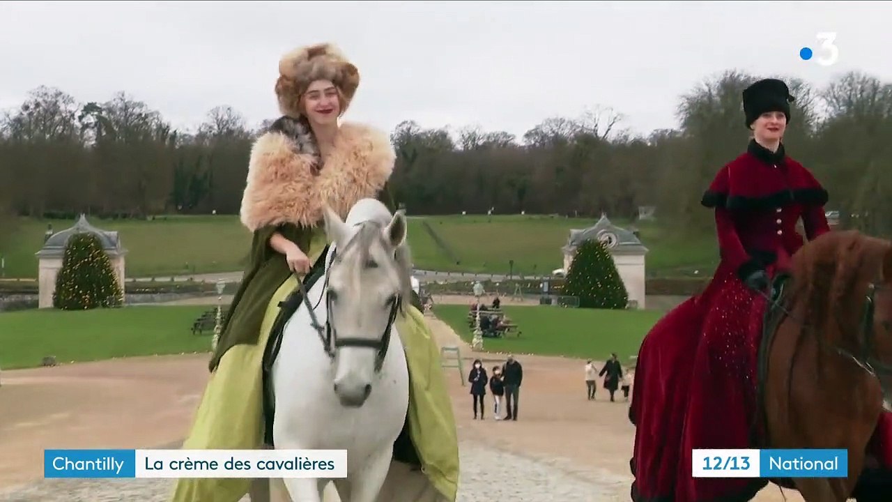 Vacances d'hiver : les visiteurs à la rencontre des cavalières au château de Chantilly