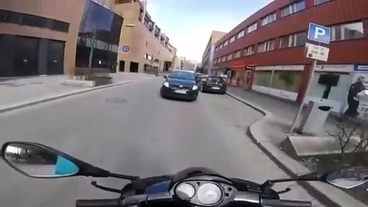 Ce biker se fait rouler sur le pied, regardez comment il se venge