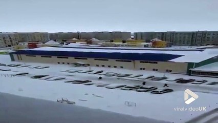 Video herunterladen: Des tonnes de neige tombent d'un toit et écrasent des voitures