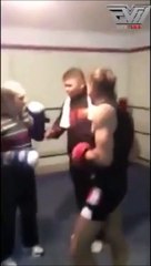 Papy VS jeune boxeur... Encore en forme le grand-père