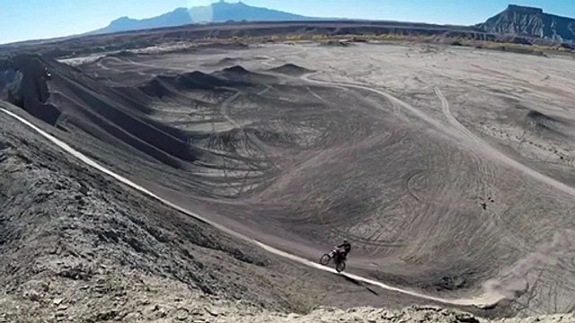 Ce biker tente un saut en motocross incroyable... Vertigineux
