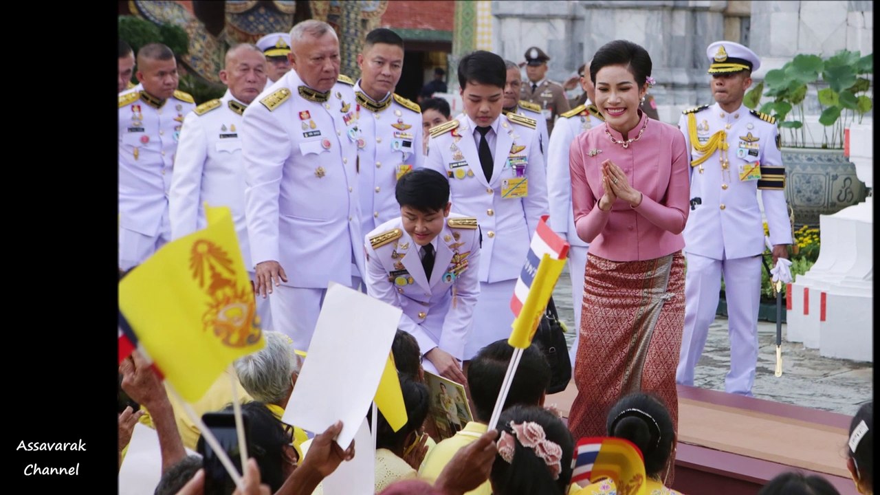 เจ้าคุณพระสินีนาฏ พิลาสกัลยาณี ไหว้งดงามทักทายประชาชนขณะเดินทางไปเฝ้าทูลละอองธุลีพระบาทรับเสด็จฯ