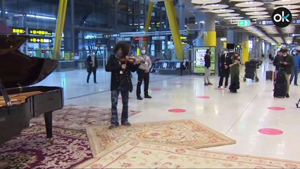 El violinista Ara Malikian da un concierto inesperado en Barajas