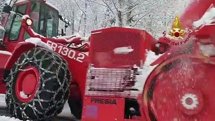 Abetone Cutigliano (PT) - Neve invade le strade, Vigili del Fuoco a Le Regione (02.01.21)