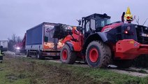 Acquasparta (TR) - Vigili del Fuoco recuperano camion impantanato (02.01.21)