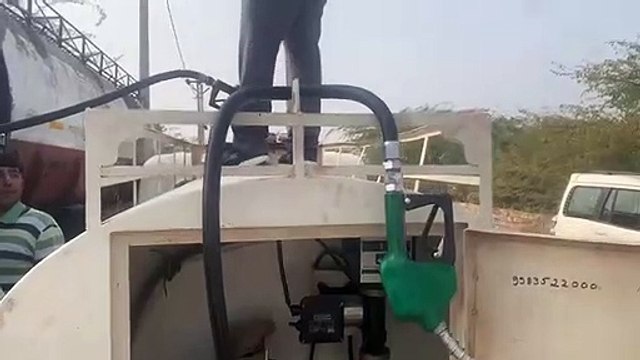 बायो डीजल से भरा टैंकर जब्त, तीन पकड़े