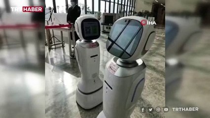 Çin’de tartışan robotlar izleyenleri güldürdü