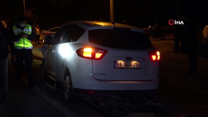 Alkollü sürücü koyun sürüsüne çarptı: 2 kişi yaralandı, 21 koyun telef oldu