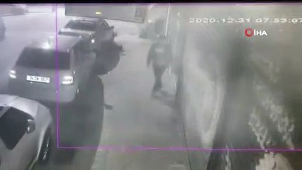 Ev sahipleri uyurken evi soydular...Hırsızların çaldıkları televizyonla kaçış anları kamerada