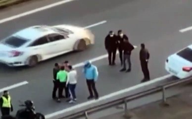 Tek yumrukla yere serdi! TEM Otoyolu’nda akılalmaz kavga…