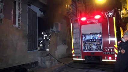 İtfaiye Ekipleri Evinde Çıkan Yangını Söndürmeye Çalıştı, O Canlı Yayın Yaptı