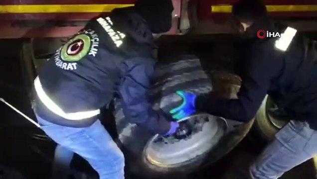 Tırdaki gizli bölmeden yaklaşık 1,8 milyon lira değerinde cep telefonu ele geçirildi