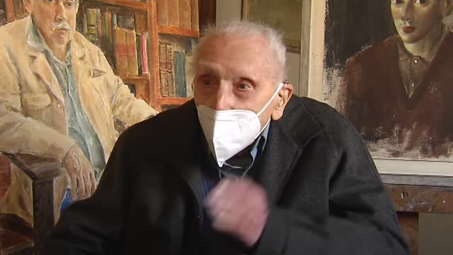 Un pintor gallego de 108 años anima a ponerse la vacuna de la COVID-19