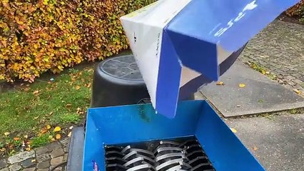 YouTuber يفرم PlayStation 5 جديدًا من خلال آلة التقطيع ويثير غضب المتابعين