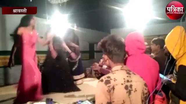 नए साल के जश्न में सरकारी स्कूल में बार बालाओं ने लगाये ठुमके, वीडियो वायरल