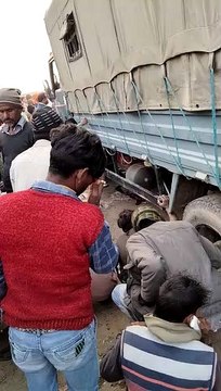 SSB वाहन के नीचे आया बाइक सवार, घंटों तक रोड पर पड़ा रहा बाइक सवार