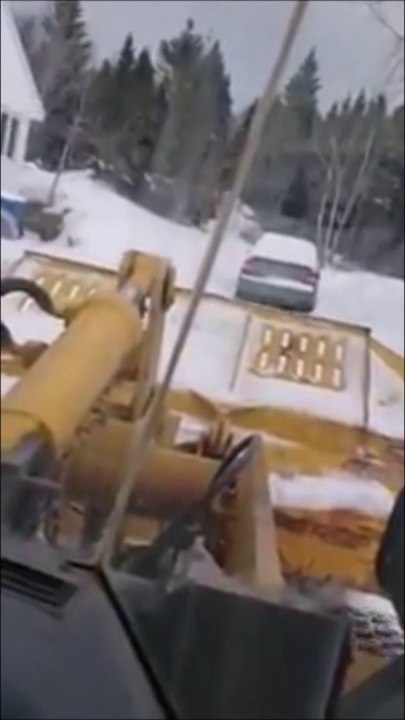 Un déneigeur pète une coche et ramasse une auto