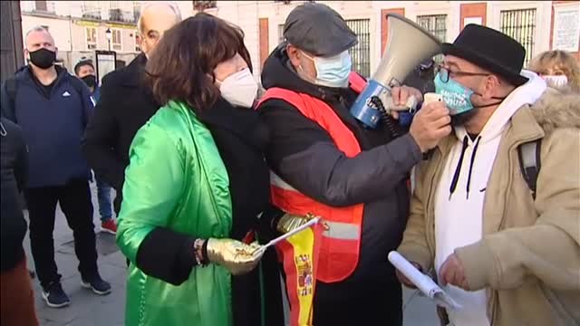Sanitarios se concentran frente a la Puerta del Sol bajo el lema Ayuso y los 40 ladrones