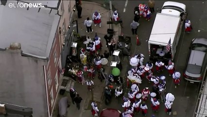 شاهد: إقامة موكب المومرز المثير للجدل رغم إلغاء مهرجان فلادلفيا في الولايات المتحدة