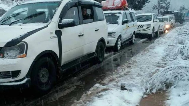 Snowfall in Manali, vehicles stuck in traffic jam