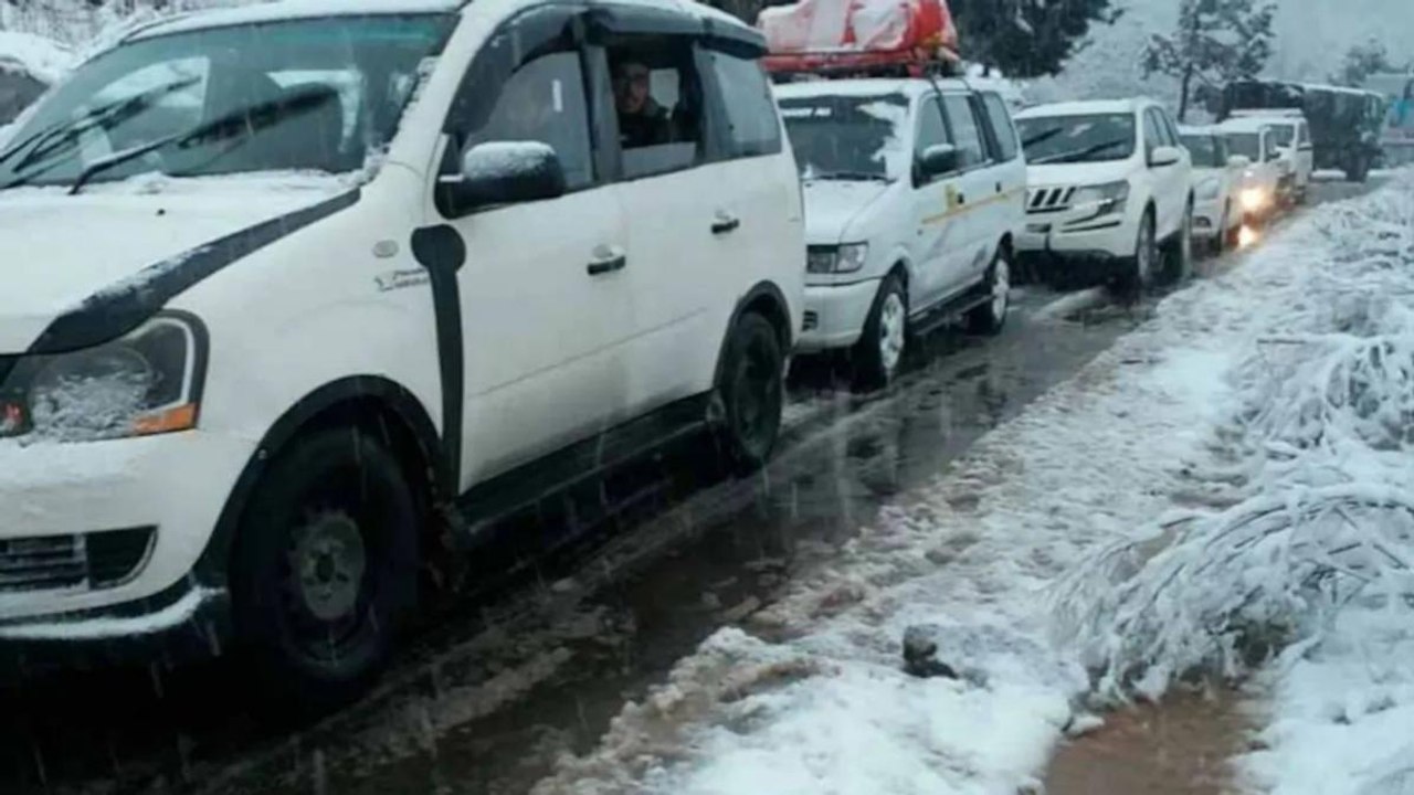 Snowfall in Manali, vehicles stuck in traffic jam