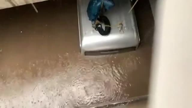 Rescatan a un hombre atrapado con su coche por las inundaciones en Perú