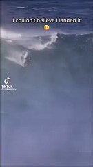 Ridge Lenny fait un backflip et retombe sur son surf en prenant une vague énorme