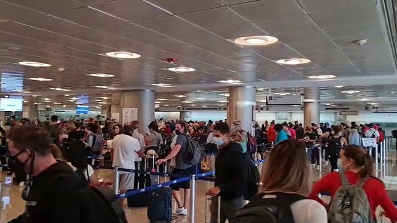 (Parte dos) Filas interminables en Migración del Juan Santamaría para ingresar al país